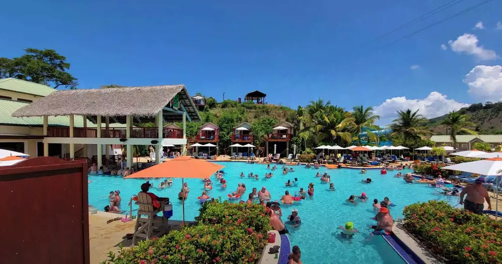 Amber Cove Coco Caña Pool Lounge