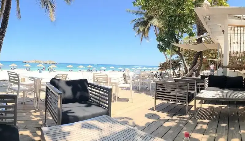 Restaurante Frente al Mar en el Animado Malecón Costero
